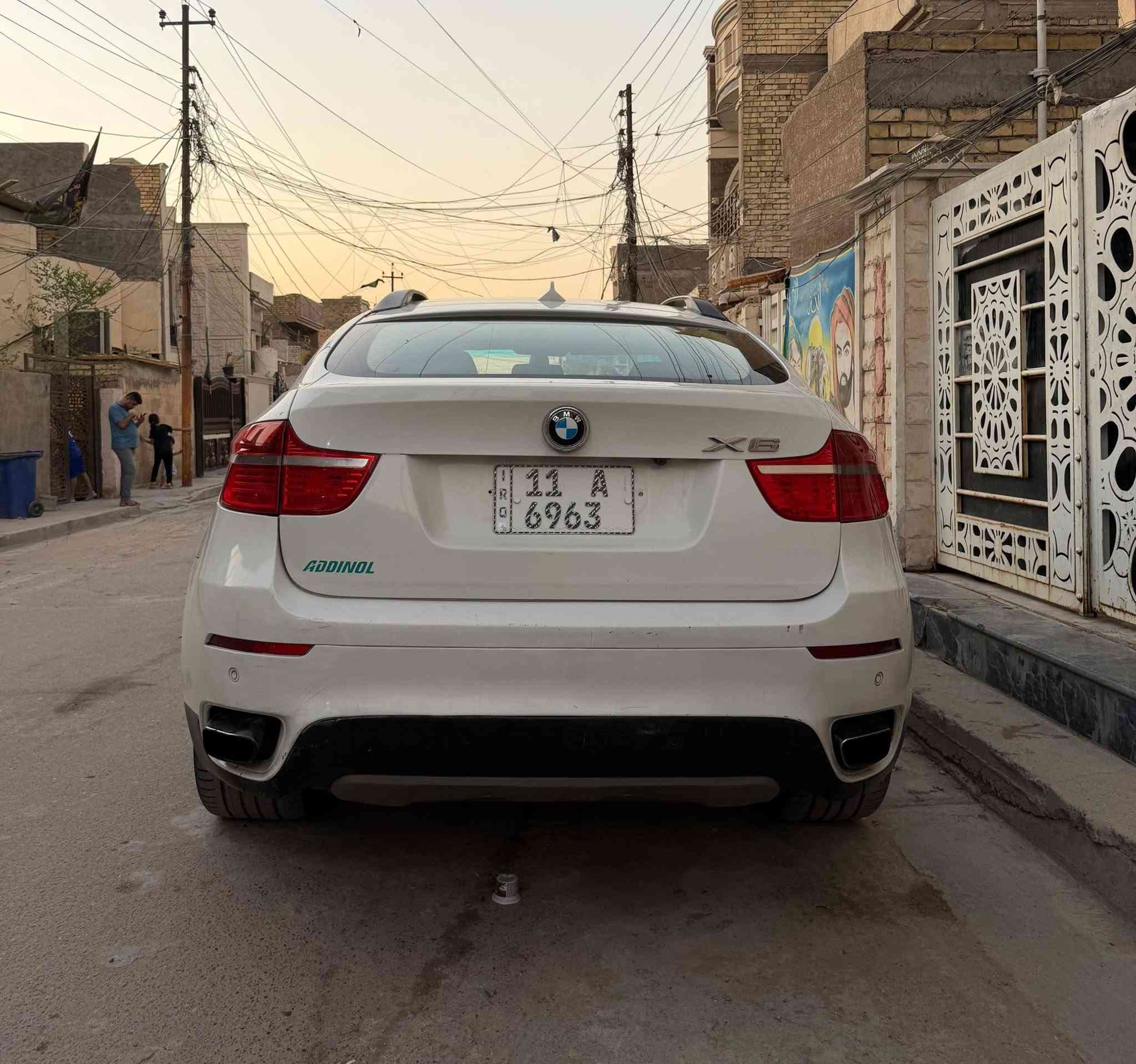 للبيع فقط بدون مراوس ولاقسط 
السعر 92 ورقه للاتصال *********** و
بي ام X6 موديل 2010 خليجي رقم بغداد 
محرك 8 سلندر حجم 5000تون تيربو محرك وكير نظاف 
التبريد وتدفئه شغالات 
فول مواصفات
وارد خليجي مكفوله من الضربه والصبغ 
تخم تاير نظيف صدر وسط 
باور الاستيرن عندي بي صوت وشويا بي ثكل
المكان بغداد الزعفرانية
