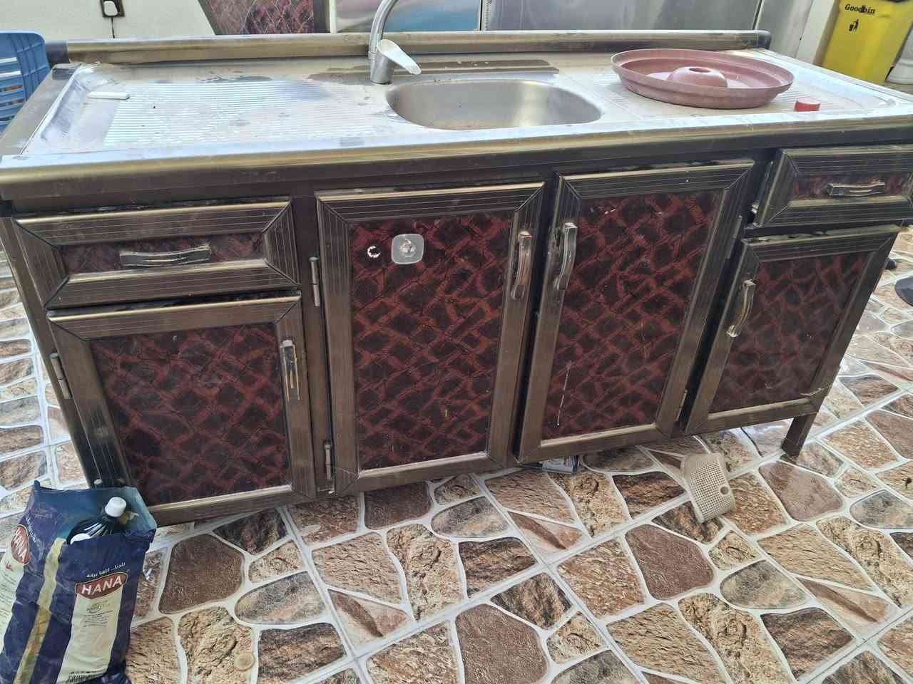 كاونتر مطبخ نظيف للبيع (ملحق + سنك)
الحالة: نظيف وبحالة ممتازة.
​ كاونتر أرضي مع سنك + ملحق علوي.
​[المكان ديالى هبهب/ 
​
​للتواصل: [رقم الهاتف ***********شراي] أو خاص.
