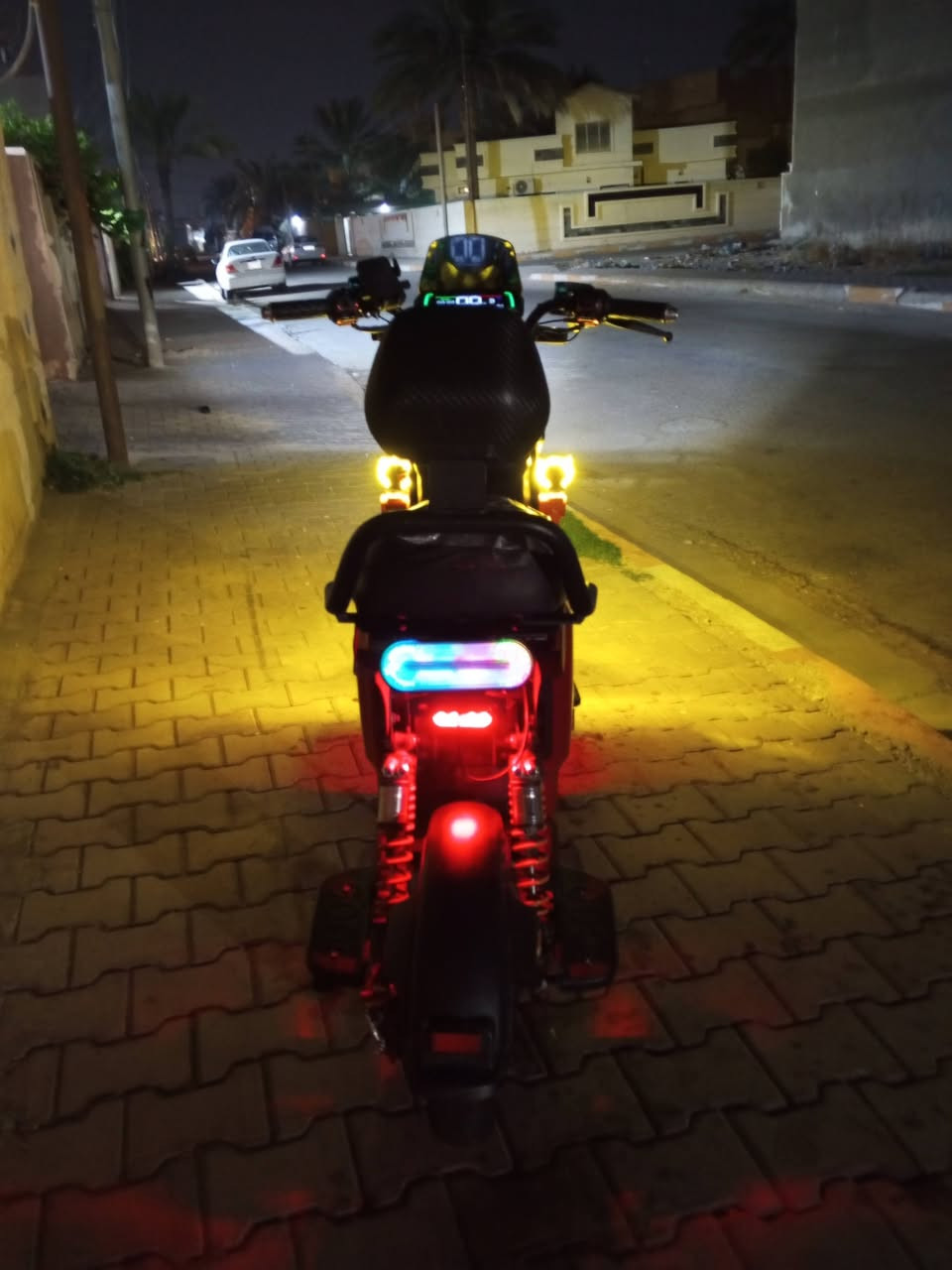 السلام عليكم 
دراجه شحن للبيع استعمال قليل
النوع R9 PBO HIS
فول مواصفات السرعه في الشاشه 99 وهمي حقيقي 60-70 حسب الوزن وتحمل 
وزن  150-200 كيلو 
البطاريات عدد 5 32 امبير 
دبل اشاره لايت بوما اربع الوان
وعالي لونين تجوى ومرايات 
كاربون فايبر ابريكات دسك 
دهن ودبلات غاز وشاحنه وياها سعرها 535 الف وبيها مجال
مكاني بغداد المحموديه الرقم ***********
