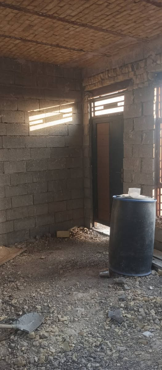 السلام عليكم يوجد هيكل لبيع مساحه 200متر نوع البناء بلوك مال كلر بيت عكاده يحتوي البيت علا غرفتين نوم وصاله ومطبخ حار ومطبخ بارد استقبال صاله مجمع صحيات داخليه البيت جاهز شبابيك وبيبان مقابيل اساله مال المي مجمع الفتاح مسحوب كهرباء و مي الاستفسار رقم ***********
