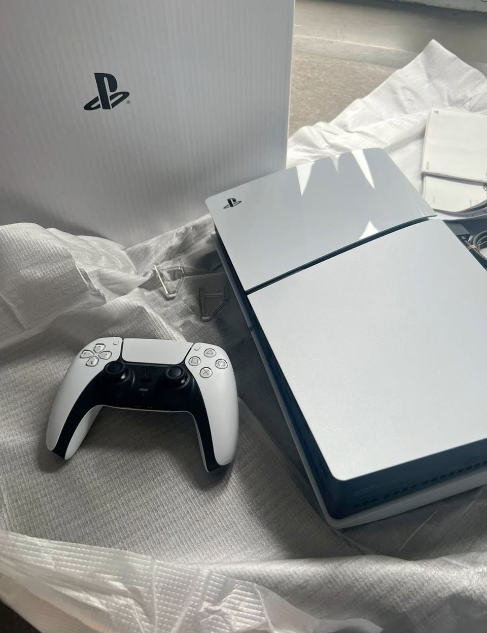 السلام عليكم 

Ps5 Slim UK بريطاني وكالة 
1 TB 
دبل جوستِك ( أصلي ) 
قاعِدة تبريد لِد + شحن جوستكات 
حساب أمريكي + حساب اماراتي 
جميع الملحقات كاملة 
الألعاب 
قرص بيس 21 
قرص فيفا 25 
الالعاب المخزونه 
سبايدرمان 
دلتا فورس 
كول اوف ديوتي بيتا 
Gta 5 اون لاين 

نظافة الجهاز 100% 
ما طالع من البيت . 

مكاني بغداد الشعب 

السعر 900 الف مع كامل الملحقات المذكوره ❤️ 

اهل البيع والشراء والعمله ( نصيحه لا توصلون للمنشور ) 

***********
