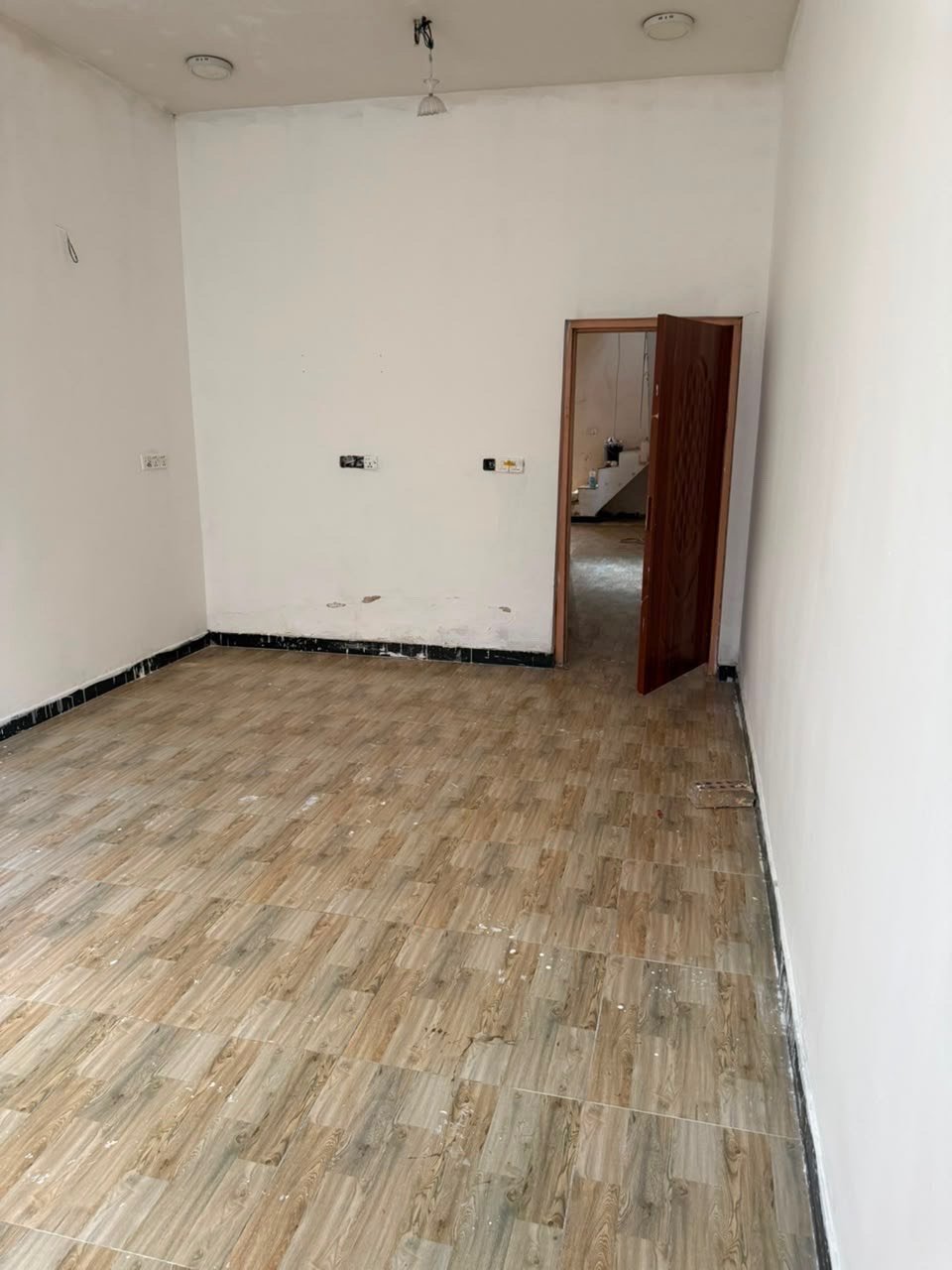 🏡 **للبيع بيت في حي الجهاد – خلف المخابرات طابو صرف **

📍 موقع مميز وهادئ
📐 المساحة: 100 م²
📏 الواجهة: 4 م × 25 م

مناسب للسكن أو الاستثمار، وبموقع مميز داخل حي الجهاد.

📞 للتواصل والاستفسار: الرقم الموجود في الصورة
البيت طابق واحد لو أكثر من طابق؟ وإذا بيه سطح أو حوش/كراج، ممكن توضّحونه؟: 
طابق 
شنو حالة البناء والتشطيب؟ هل البيت جديد وجاهز للسكن لو يحتاج شغل/تصليحات بسيطة؟: 
جديدة
الموقع بالضبط داخل حي الجهاد وين؟ وهل قريب من شارع رئيسي أو معلم معروف حتى يسهل على المشتري يوصل؟: 
جامع رسول الله (ص)
إذا موجود، شنو تفاصيل الخدمات: ماء، كهرباء، مجاري، ومنظومة/مضخة أو خزّان؟: 
كلها متواجده 