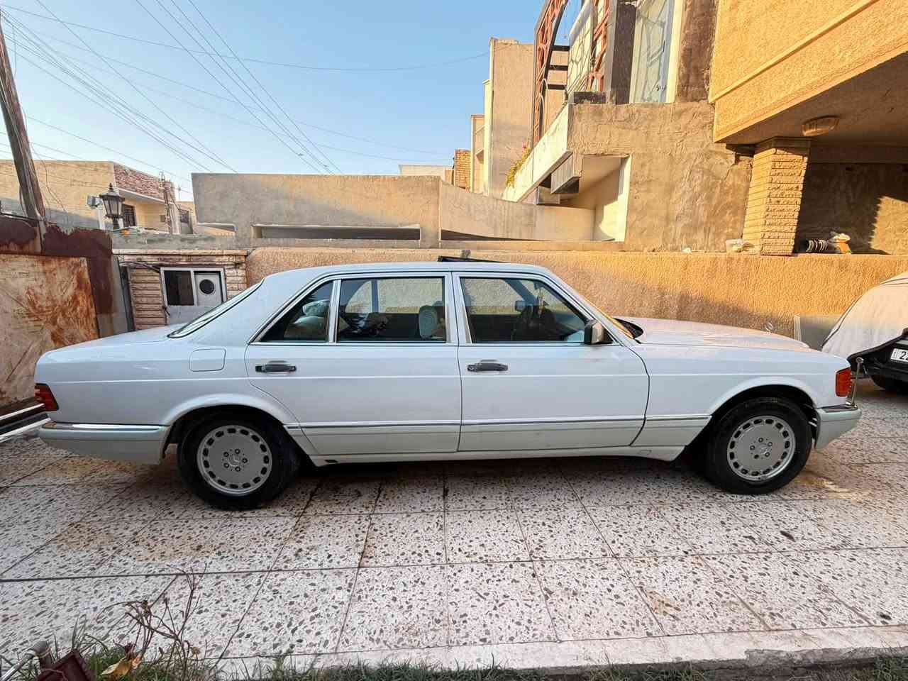 عندي مارسيدس جامبو 300 sel باب طويل (خليجي )موديل 91 رقم بغداد باسمي هزه ورقم جديد السيارة فول مواصفات كشن كهرباء مخمل نيلي تبريد بيانو سلايد روف السياره كهربائيتها بلاديه كير ومحرك بالكارتون مبدلات جدد صار شهر صدر 90 ‎%‎ تبريد شغال السيارة بدون ضربه مصبوغه عام ماعدا القماره بدون صبغ بلاديه سعر السيارة (78 )ورقه وبيه مجال بسيط جدا مكان السياره بغداد حي الجامعه 
***********
***********
