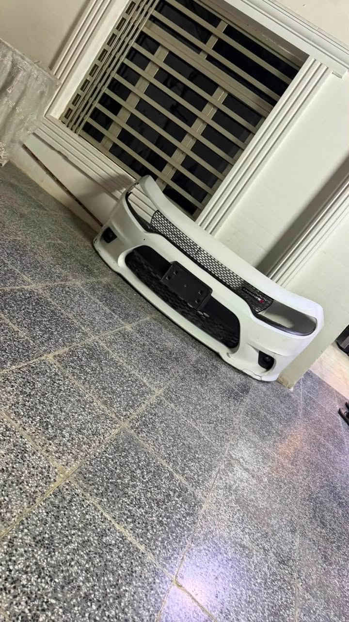 السلام عليكم شباب دعامية جارجر كاملة ( اصلية ) 📍هية و الكشافات بيها ضرر بسيط كما موضح بل صورة 
ب 250 الف مكانها بغداد جديدة ***********
