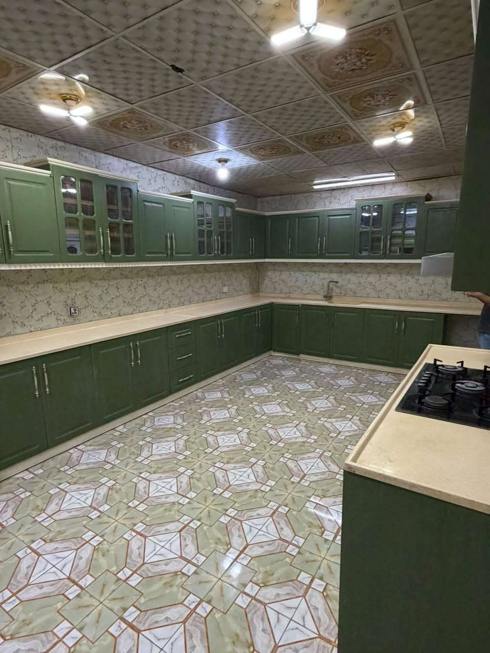 🏠 دار 300م في مجمع الأميرات اول السكني | جاهز للسكن 
سعر مناسب 
موقعه مباشر على الحديقة، اتجاه حلو

تشطيب مرتب طابقان بتصميم عصري يتكون:
استقبال فاخر بطول 10 أمتار
4 غرف نوم واسعة 
صالة كبيرة تقريبا 12 متر 
استقبال واسع جداً
مطبخ حار + مطبخ بارد
مجموعة صحيات متكاملة
كراج سيارة حديقة واسعة 🌳

🗨️ تريد الصور والتفاصيل؟
اكتب (تم) بالتعليقات ويوصلك كل شي فورًا
☎️ اتصال / واتساب:***********

ملاحظه البيت سند حر
