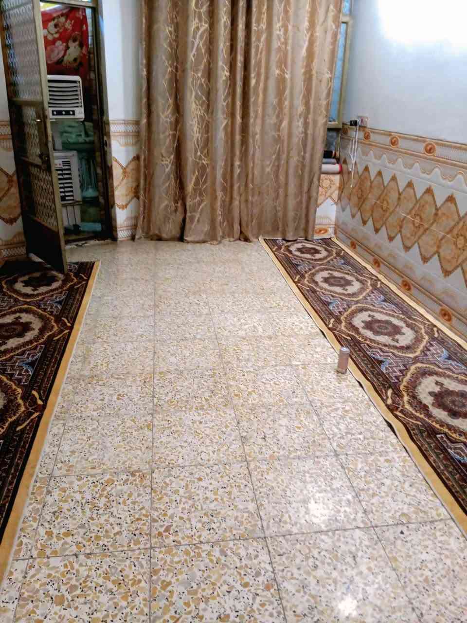 السلام عليكم البيت للبيع المساحه 125م في منطقة حي طارق القديم بفرع سيد نور البيت متكون من تواليت وحولي واستقبال وممر وصالة ضيوف وبيتونه وغرفه ومطبخ وحمام طابق واحد والستفسار على هاذه الرقم *********** وبي مجال اساهل وياكم اهلا وسهلا
