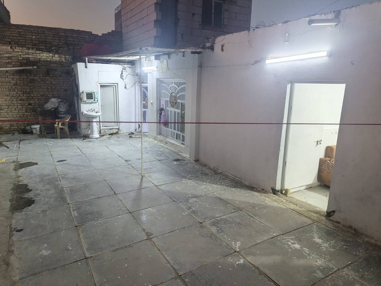 سلام عليكم
الدار للبيع مساحه 220 متر ممر عرض ممر مترين ونص طابو صرف بي غرفتين وصاله وستقبال وباقي الملحقات مكانه چلبيه قرب مدرسه الاكرمين 
للاستفسار***********
