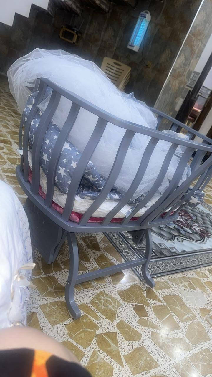 السلام عليكم غراض للبيع مكانها الزهور

نص مكتوب في الصور:
- happy_baby_home1
- 32w
- بيت_الطفل_السعيد لكل ما يحتاجه الطفل #happy_baby_home1_
- كريكوتات طفل درجة اولى 💎 ضد الك
- متوفر بجميع الموديلات والال
- mdf .