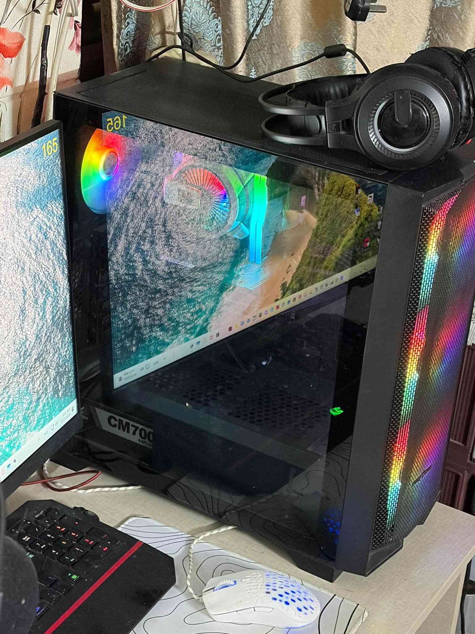 سلام عليكم
Pc للبيع مع ملحقاته. 
——————————————————
الكيس يحتوي على 5 مراوح واضاءةrgb. 
المعالج:i5 12,400. 
كارت الشاشة: Rtx 3060ti 8GB. 
باور سبلاي: 800w bronze. 
ويندوز : widows 11pro. 
الرام : 16gb. 
الهارد: M.2 1TB + 256GB. 
المبرد: غازي لون ابيض بية شاشه صغيره يقره درجة الحرارة 

——————————————————
الشاشة : 
acer 2k 165hz حجمها 27 وتحتوي سماعات. 
وياها مايك خارجي نوعية جدا جدا زينة وراقية. 
وكامرة stream وضوح ودقة جيدة. 
——————————————————
ملاحظة : استخدام الحاسبة جدا قليل ومعجون المعالج جديد وصيانتها جديدة سويتها قبل ٣ اشهر واستعملتها ٤ مرات وكلش نظيفة وهدية ويه الحاسبة ماوس وكيبورد وماوس باد لون ابيض. 
——————————————————
سعر: 950 الف (الكيس)
——————————————————
سعر الشاشة: 225 الف 
——————————————————
مكاني بغداد حي العدل 
***********
وين ميعجبك تتصل موجود

نص مكتوب في الصور:
- 165