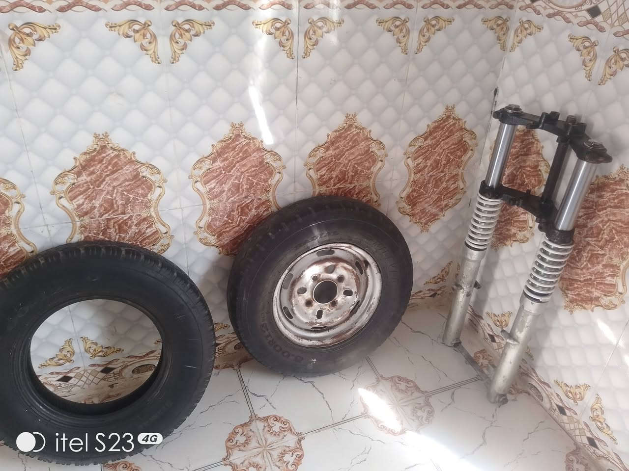 سلام عليكم شباب قراض ستوتة للبيع سدر كامل شقال  ٣٠ تواير جوبلس نضاف  ٣٠ ورضية مالت.    ستوتة كاملة بخمسين العنوان ناصرية الفهود رقم الهاتف ***********

نص مكتوب في الصور:
- itel S23 4G