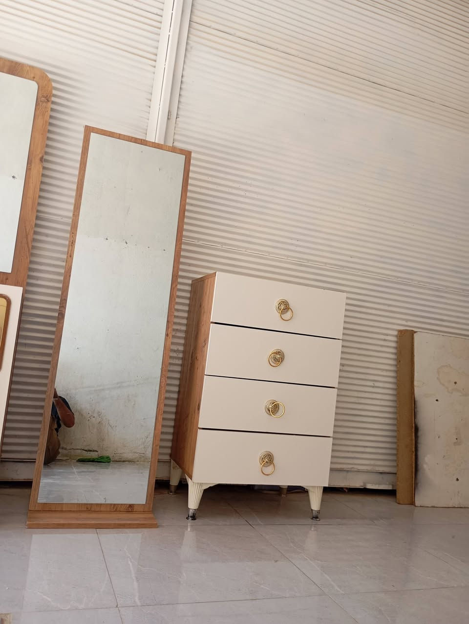 سيت كامل 3قطع لليبع . يوجد توصيل. ميز تواليت مع محلق جرارات امرايه للطلب عنوان بعقوبة سوك مفرك للطلب على الخاص والرقم ***********
