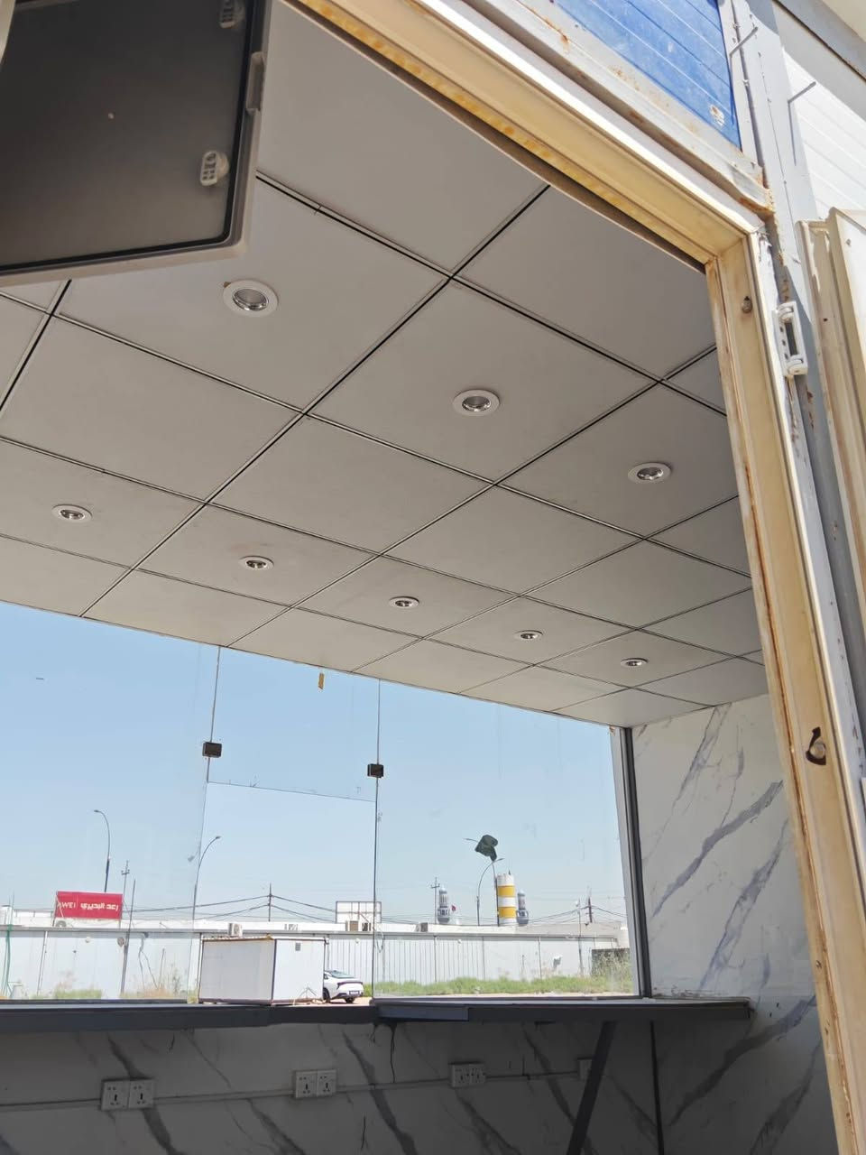 🔵 كرفان للبيع – جاهز للاستثمار
كرفان بمساحة 4×3 متر، تصميم عملي ومناسب لمشروع تجاري مثل: 🍔 مطعم / فاست فود
☕ كوفي شوب
🛍️ محل بيع وشراء
🍰 حلويات ومأكولات
المواصفات: • سندويچ بنل وهيكل قوي تصميم دنكَ وليس زوايه نفس يلي موجود بل سوق 
• واجهة زجاجية كاملة جام 10 ملم مقاوم لصدمات 
• شبابيك للبيع مجهزة
• أرضية خشب تركي
• سقف ثانوي مع إنارة سبوت لايت
• تأسيس كهرباء كامل ومخارج كهربائية متعددة
• جدران ملبسة PVC ماربل
• خزائن علوية
• باب خارجي
؛ سقف ثانوي نوعيه ممتازة 
• تصميم مرتب وقابل للاستخدام مباشرة
📍 الموقع: الديوانيه – [حي العروبه ]
💰 السعر: [6.200.000] قابل للتفاوض للجادين
📞 للتواصل: [***********]
للمهتمين، الكرفان موجود للمعاينة.
