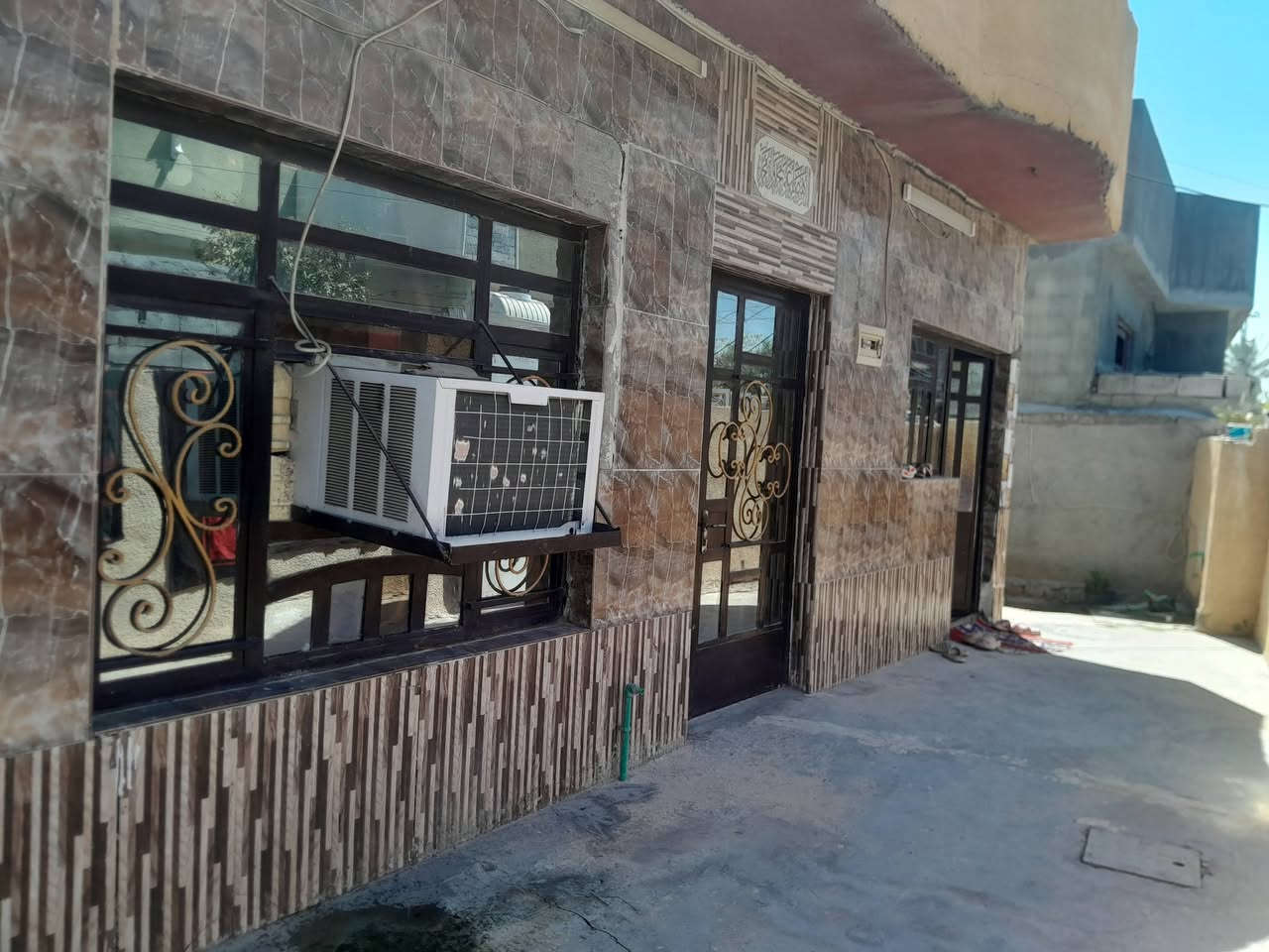 دار للبيع خلف محطة وقود المدائن زراعي ١١٧ مشمول بالطابو
مساحة ١٥٠ واجهة ١٠ نزال ١٥ يحتوي على مطبخ +استقبال +غرفة نوم +صحيات+ غرفة نوم طابق ثاني 
وتساب ***********تفاصيل اكثر
