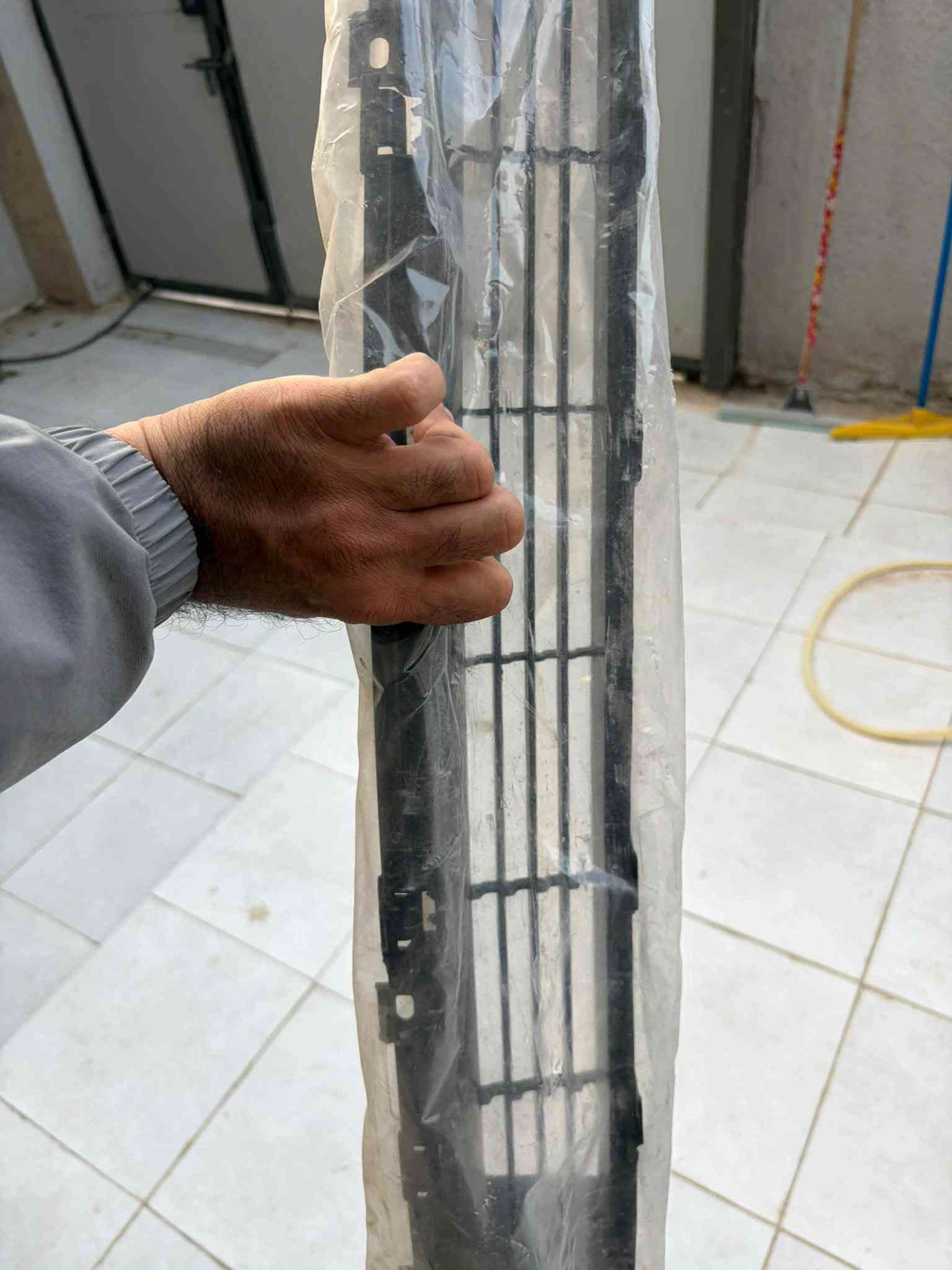 ***********

نص مكتوب في الصور:
- Eco-friendly fabric Fits original model y sunroof High quality Easy to lift and switch freely