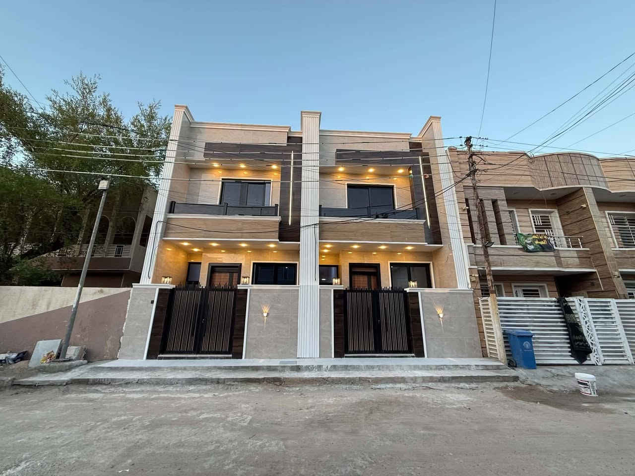 دارين  للبيع مساحة الدار 100 متر
الواجهه 5  النزال  20  ' يحتوي على 4 غرف 
 بناء حديث درجه اولى ضلع منفصل
1⃣الطابق الأول : 
▪️صاله مطبخ غرفة نوم حولي درج خدمات
2⃣الطابق الثاني
◽️ 3  غرف نوم ' خدمات ' بيتونه ' سطح
موقع مميز حي الجهاد/   الرفاق الاولى
  ,   *********** متوفر واتساب
