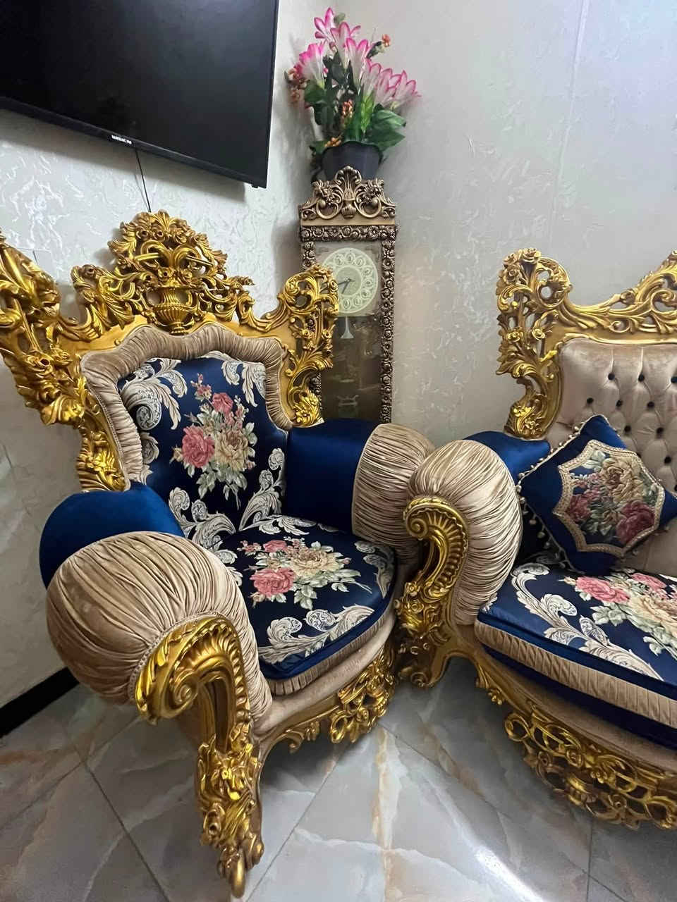 ᷂سـلام،؏ـلـيـكـم🩵•. من رخصت الادمن تخم 𝟑. قطع قطعه كبيره وقطع ثنين كراسي النوع دمياط ملكي مصري نضافه100/100 اي كسر اي شي مابي قماشه نضيفف الي يريده يتفضل خاص واتساب ***********
