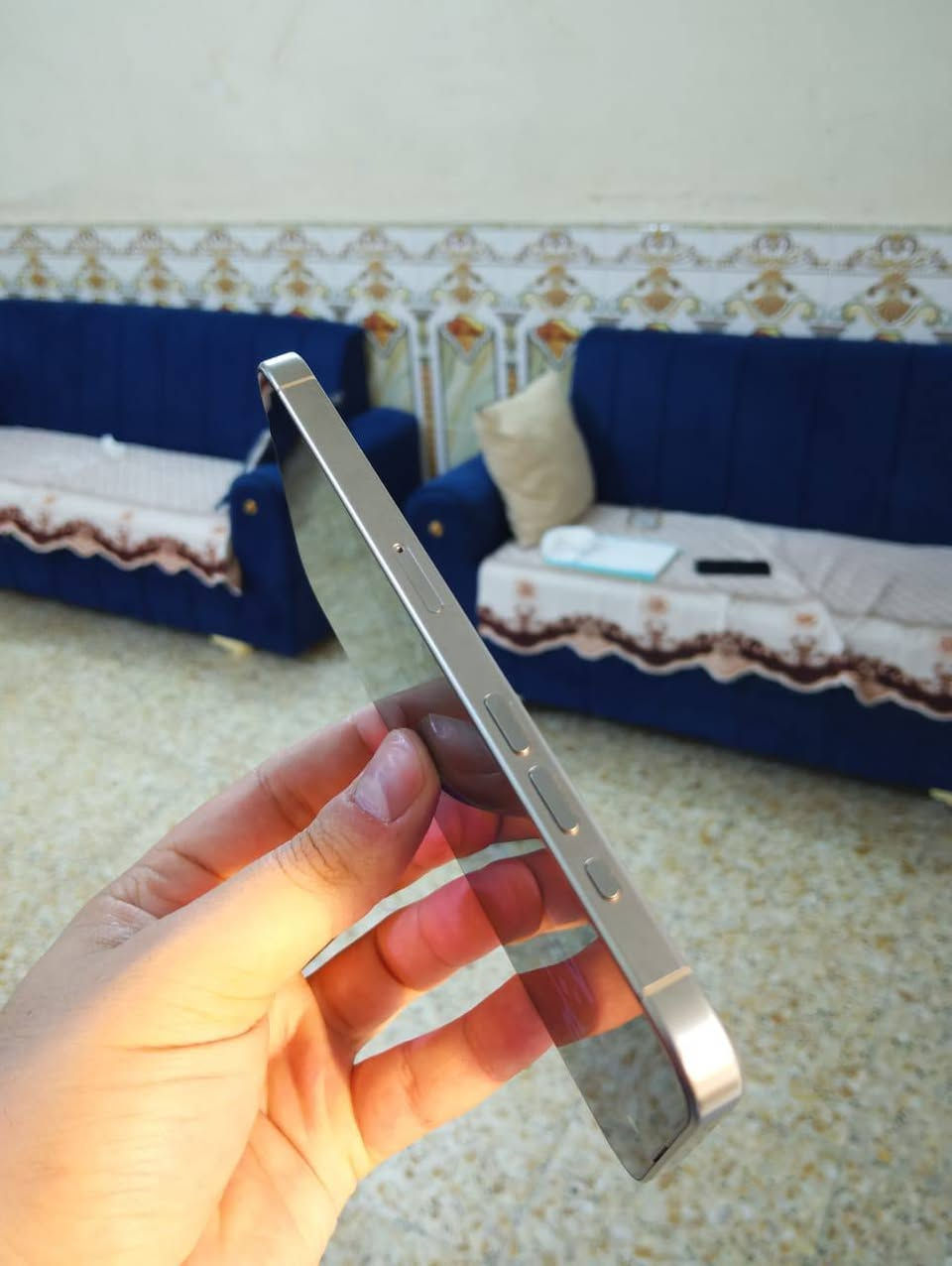 للي يدور جديد ومكفول للأخير..
آيفون 15 برو ماكس (iPhone 15 Pro Max).
 الذاكرة: 256 جيجابايت.
 النسخة: عربي شرق أوسط رسمي.
 اللون: فضي تيتانيوم مميز وفخم.

النظافة: 100% زلغ واحد مابي أخو الجديد تماماً 
 الجهاز نورمل ومَمفتوح نهائياً وكلشي مَمبدل بيه. افحص وين ما يعجبك 

البطارية: 87% أداء مستقر وعالي جداً.

 الجهاز بدون ملحقات 

💵 السعر : 1,050,000 دينار عراقي بي مجال

📍 المكان: [بغداد الحسينية مال راشدية]
📞 للتواصل: [***********]
