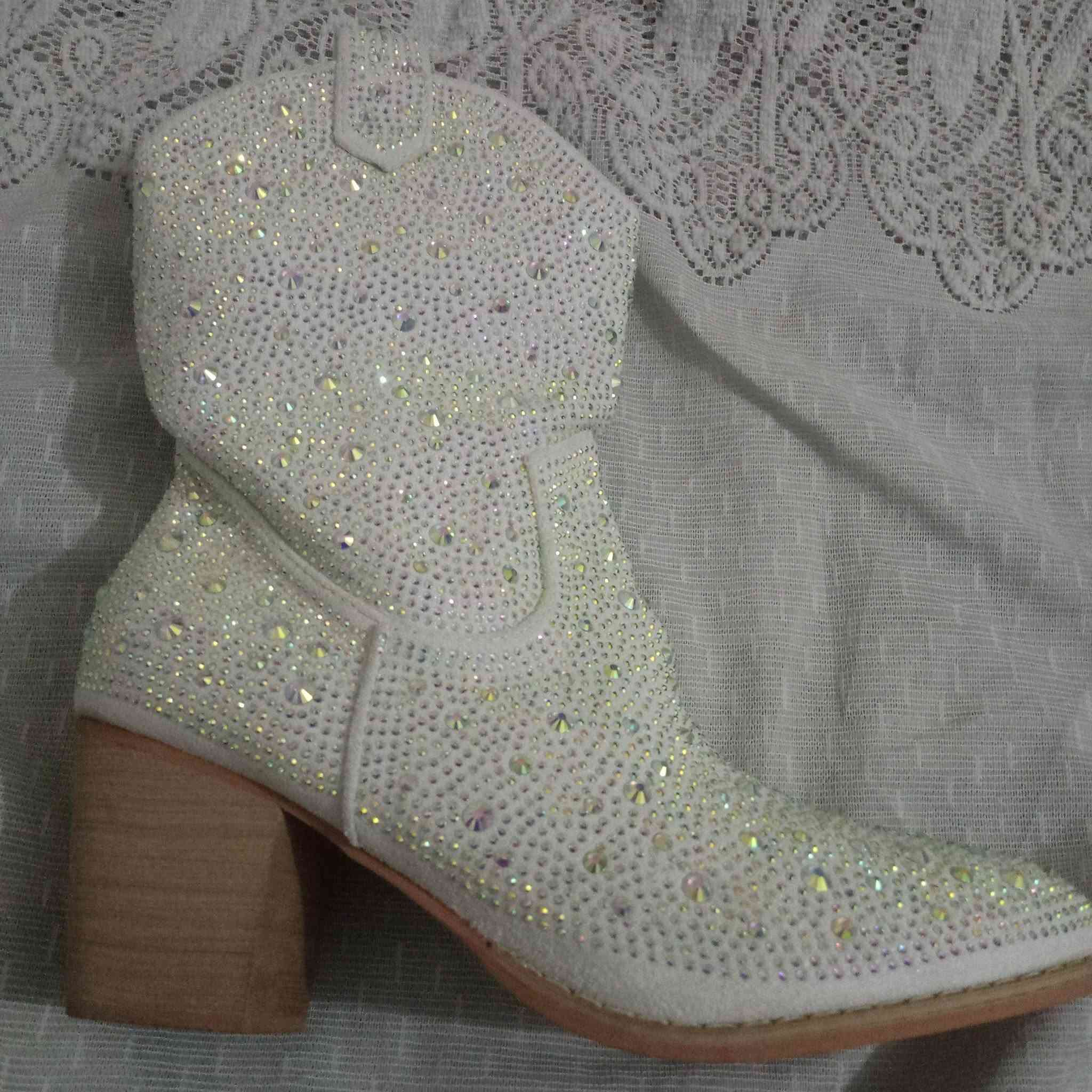 شلعة 7قطع ب25 ألف

نص مكتوب في الصور:
- 7cm/ 2.756inch