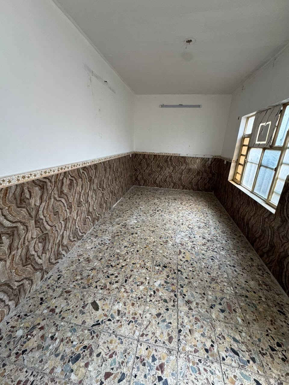 السلام عليكم بيت ركن للإيجار شارع المضخه شهداء البياع 
قرب مدرسة بشائر الخير 
المساحه ٥٤ متر 
الطابق الأرضي 
استقبال + مطبخ+صحيات
الطابق الفوك
غرفة نوم + حولي 
للاستفسار 
***********
