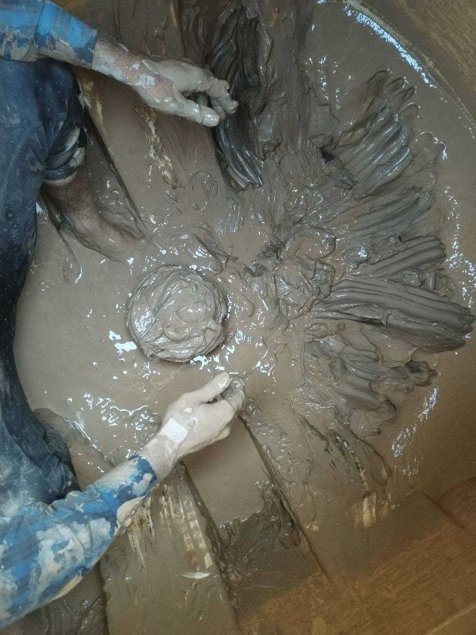 ***********
تنظيف المقطورات
اغلب المقطورات طك من الطين 
كما موضح في الصوره تنظيف داخلي
