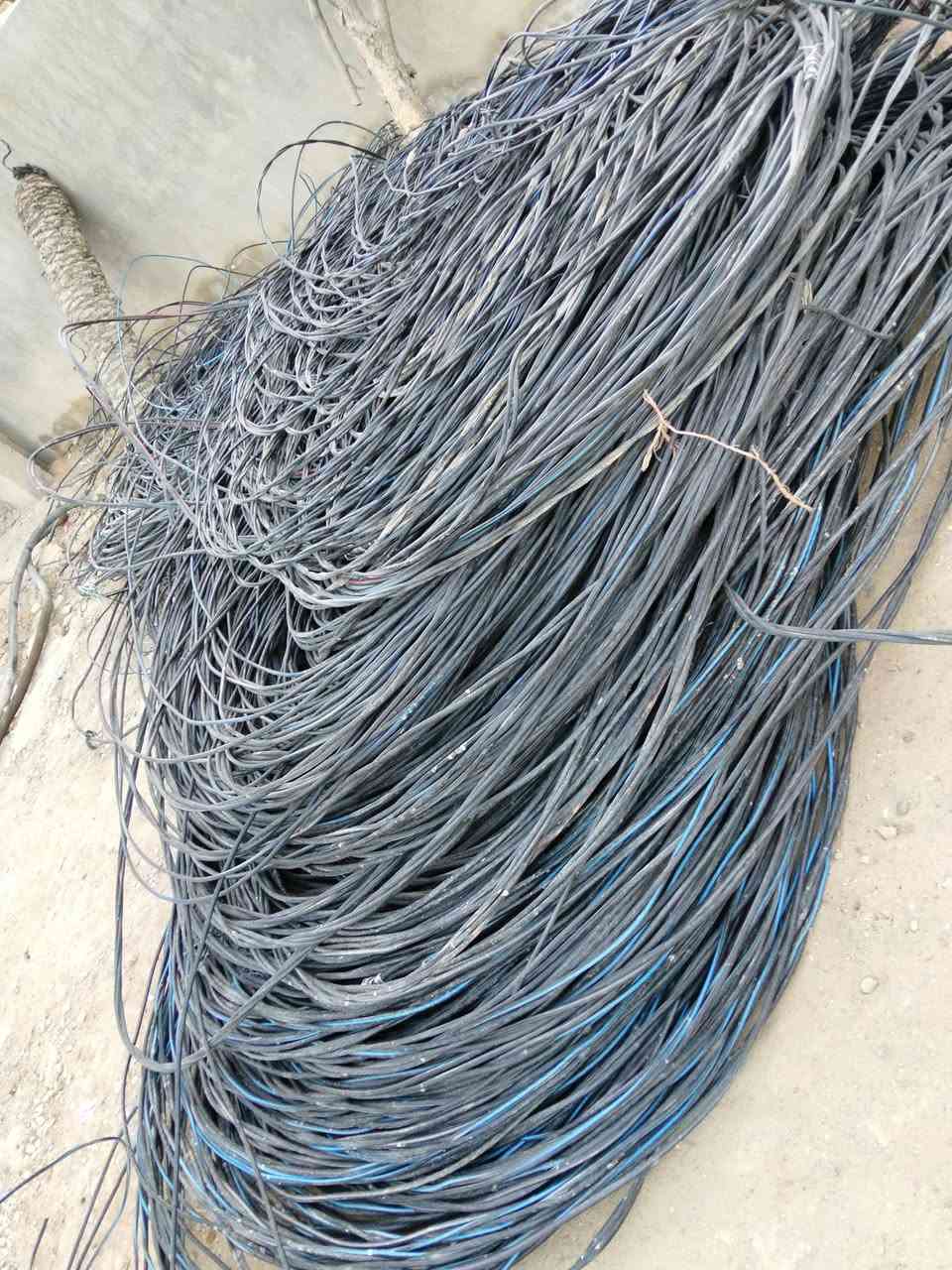 سلام عليكم مرخصت الدمن عندي  ضفاير  للبيع مولد استوني فصخته   وضفاير جدد ونضيفات  عندي ضفير 2×50.  وعندي   4×35؛. وعندي 2×25    وعندي خط واحد ابو الخمسين  وخط واحد ابو 120 ولبارد وياه ابو 35 طابكه وياه   او مداتهن اطوله كلش يعني الف متر  وسعارهن مناسبه  ***********
