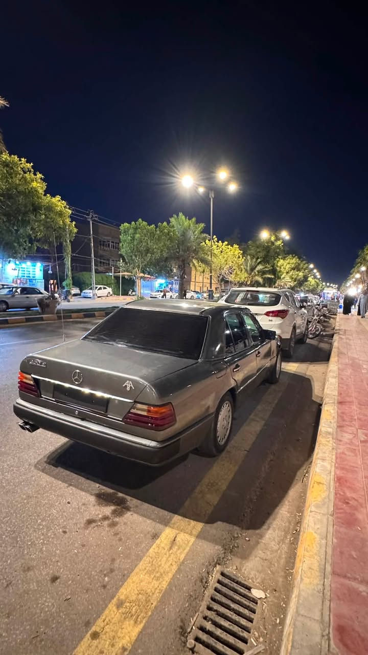 لسلام عليك  مارسدس موديل 1993 سياره نضيفه صبغ جديد غرفته جلد اسود السياره محرك ياباني راس الثور رقم مثنى هزه جديده مداور شوكت متريد مكان النجف الشرف  سعر 40 وبي مجال  *********** واتساب
