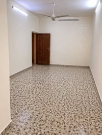 بيت للبيع مساحه 125م واجهه 5 نزال25  يتكون البيت من استقبال ومطبخ وحول...
