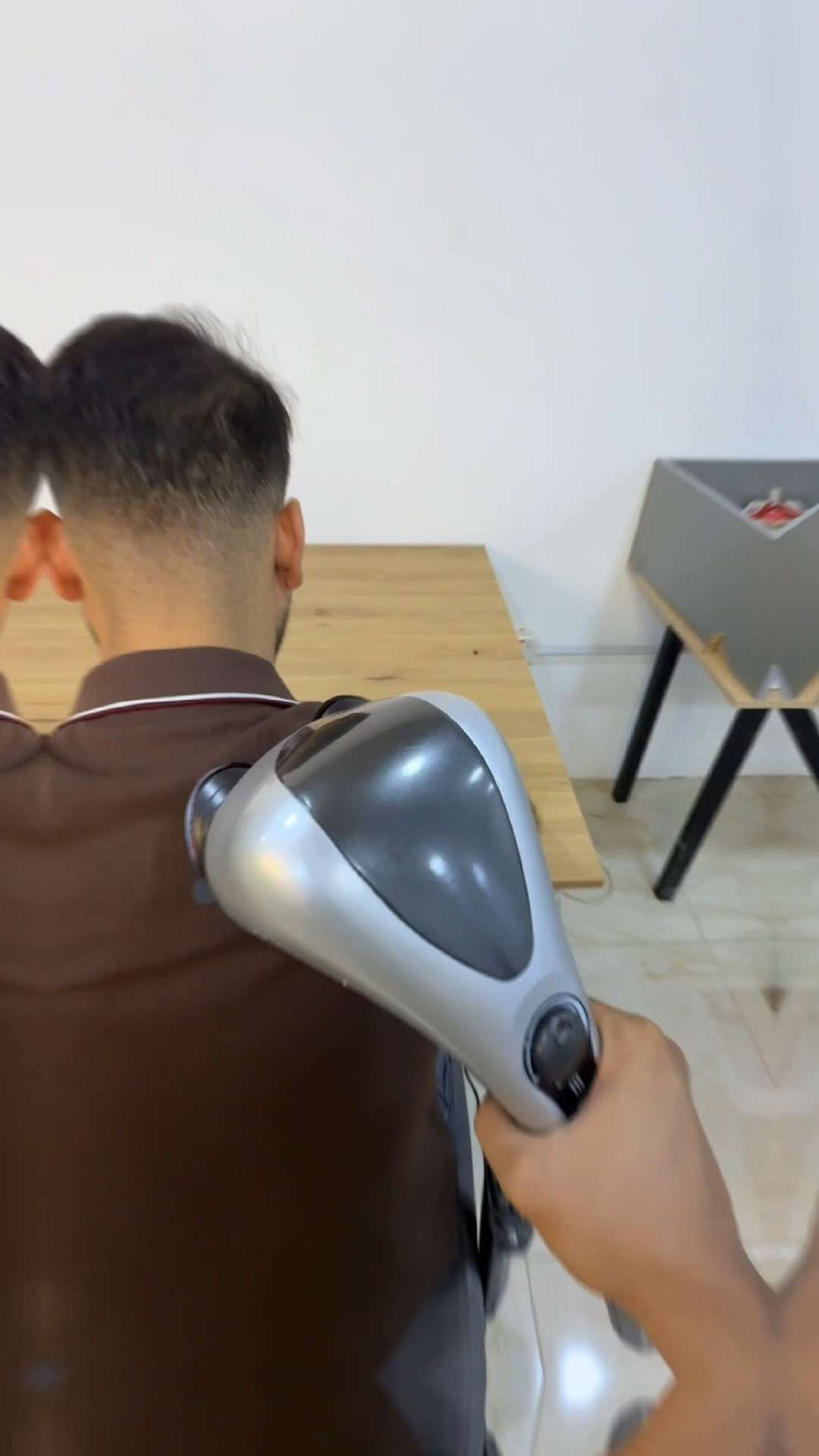 شنووو اليوم الغالي تلكاه يمنة رخيص وبنسب الاسعار الي ينباع 60 و 65 الف يمنة صار 40 الف توصيل لبغداد 3الاف والجميع المحافظات 5الاف
جهاز تدليك دولفين

المميزات

رأسان مزدوجان للتدليك الحراري: تصميم مبتكر يوفر تدليكًا عميقًا بنبضات متتالية، مع خاصية التسخين بالأشعة تحت الحمراء لراحة إضافية

وظيفة النقر الاحترافي (Tapping Massage): تحاكي يد المعالج الطبيعي باحترافية لتوفير تجربة مريحة وعميقة

تحكم مستمر بسرعة التدليك (Stepless Speed): عجلة تحكم دوّارة لضبط مستوى الشدة حسب الحاجة

زر مخصص للتسخين الحراري وزر للأشعة تحت الحمراء: يمكنك تشغيل كل خاصية بشكل منفصل أو معًا

تصميم مريح بانسيابية هندسية: مقبض غير قابل للانزلاق يمنحك تحكمًا سهلاً عند الاستخدام

أربعة رؤوس قابلة للتبديل: تشمل رؤوس بشكل نقاط مدببة، كرات دائرية، رأس فرشاة لتحفيز الدورة الدموية، ورأس للتدليك العام – مناسبة لأنواع مختلفة من الاحتياجات الجسدية

مصباح تسخين آمن: يضمن توصيل حرارة متساوية مع حماية للبشرة

يعمل على الكهرباء بقوة 25 واط، بجهد 110–240 فولت (50-60Hz)، ما يجعله مناسبًا للاستخدام العالمي

ملاحظات هامة

لا يُنصح باستخدام الجهاز للحوامل، مرضى القلب، أو أصحاب الحالات الجلدية الخاصة دون استشارة الطبيب

يجب تجنب الاستخدام المتواصل لأكثر من 15 دقيقة لتفادي السخونة الزائدة

يُنصح بترك الجهاز يبرد لمدة 20 دقيقة بعد كل جلسة

لا تستخدم الجهاز على الرأس أو الأماكن التي بها التهابات أو تورم

لم يتم ذكر بلد المنشأ على الغلاف

الابعاد

طول الجهاز: 44سم

طول سلك الكهرباء: 155سم

قياس الكارتون: 37  15  17.
