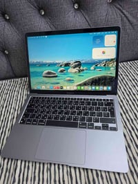 ماك بوك اير m1 شرق اوسط  الرام 8g  الهارد ssd256  السعر 725 الف فقط  م...