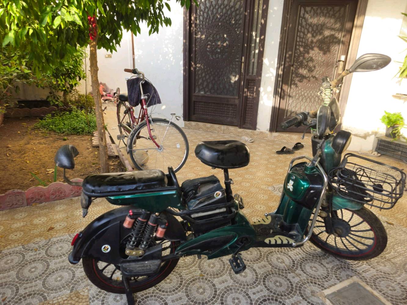دراجه شحن فول مكفول  فقط بحاجه الى تبديل بطاريات  السعر المطلوب 175 وبيها مجال للطيبين