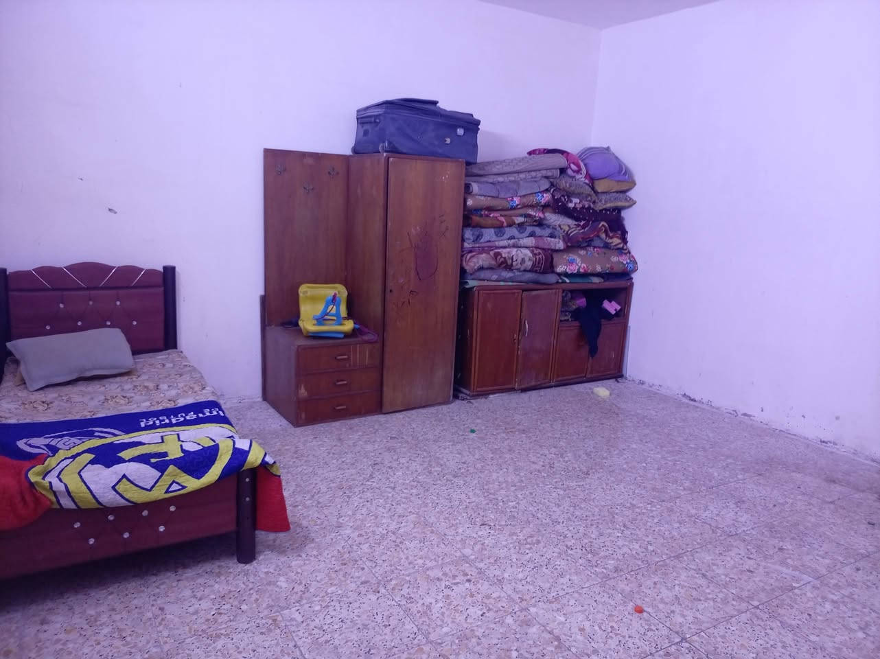 السلام عليكم بيت ٢٠٠ متر بي غرفتين وصاله ومناور ثنين حمام خارجي سعر 37بي مجال بغداد حي لبتول شارع مدرسة بخيرات بنهايتهه بزراعي بي خطين مي كهربائ ***********
