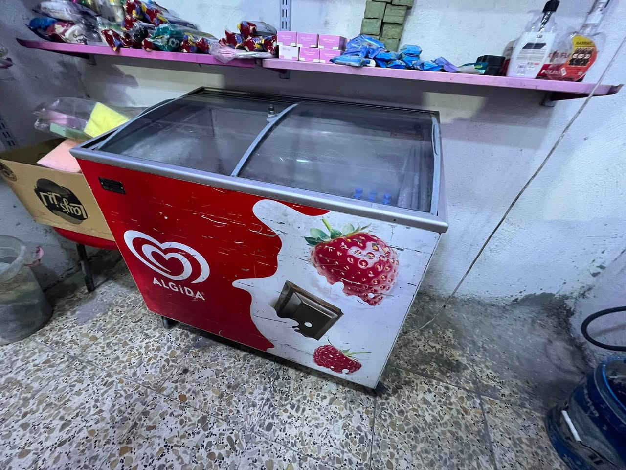 سلام عليكم اسواق كامله للبيع 3 برادات براد چبير بابين وثلاجات 2 وسفينه ورفوف وسلات مال اجباس
مكاني بغداد الكماليه شارع 70 
للستفسار ***********
