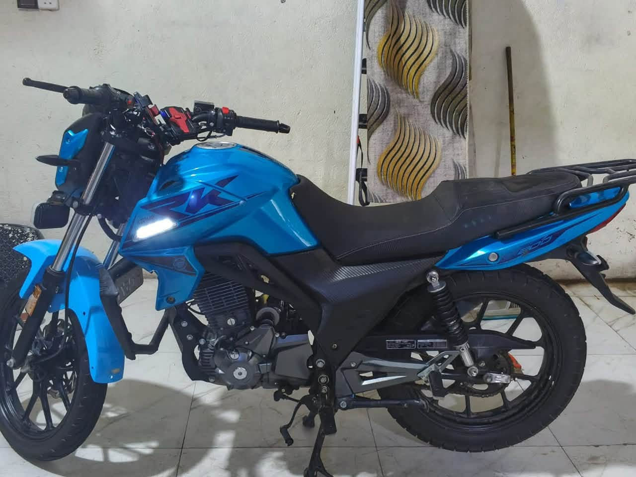 السلام عليكم 
دراجه للبيع RK موديل 25 
مكينه 200 cc 
رقم وسنويه بأسمي تحويل بنفس اليوم .
ماشيه 22 الف 
دراجه ماناقصه اي شي 
جاهزه من كلشي
السعر 1900 وبيه مجال للطيبين  
للتواصل 
***********
