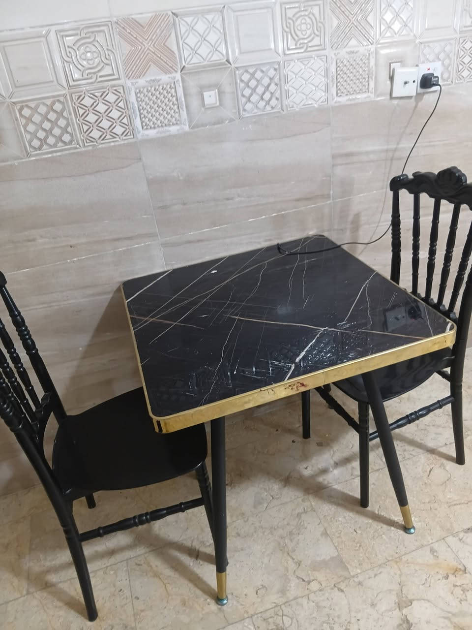 غراض للبيع 
ميز طعام اربع كراسي السعر ٨٠ 
راوتر السعر ٣٥
مبرده كوفيره السعر ١٠٠
ثلاجه ٦ قدم السعر ٦٠
فرن كهربائي السعر ٨٠
غساله السعر ٦٠
شاشه HD السعر ٩٠
***********
