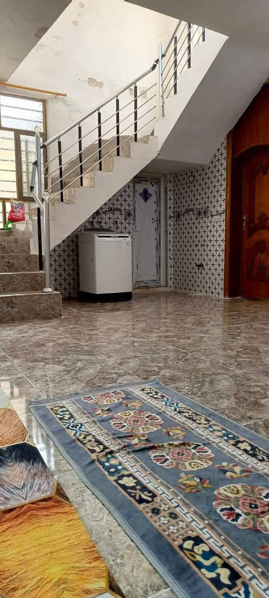 بيت للبيع مساحه 150متر طابو زراعي يحتو على غرفتين وصاله ومطبخ وستقبال وصحيات داخليه وخارجيه موقع جدا منتاز طويريج حي الجمعيه شارع ابو سيود قرب شط شارع 8متر الاتصال *********** السعر 100بي مجال
