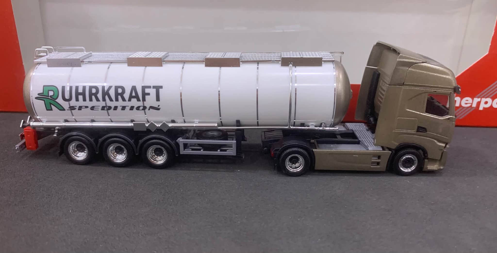 مقاس ١:٨٧ • IVECO • Herpa
