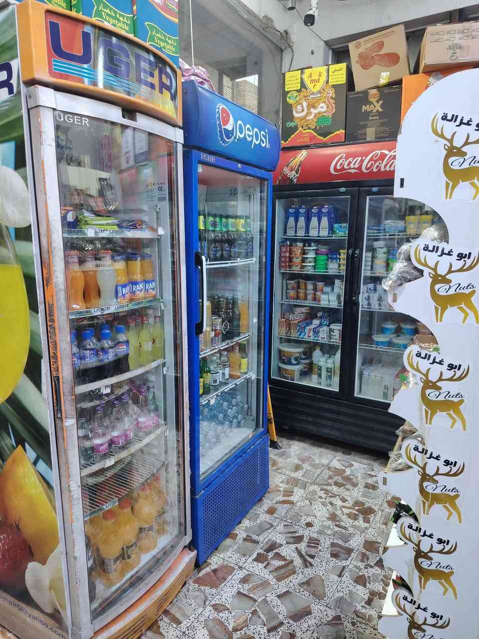 السلام عليكم٠ اسواق ركن للبيع العنوان البلديات ضياء الحلفي شارع البانزين خانه تحتوي على ٨ عارضات وحده مال بغداد ووحده مال كولا و٦ مال المحل ومجمدات ٢ ومبرده أم الخرطوم ومكيف توسوت وعارضه جكاير وسفينه وسطيه وتحتوي على مخزن ايجارها ٢٥٠ ألف للاستفسار ***********
