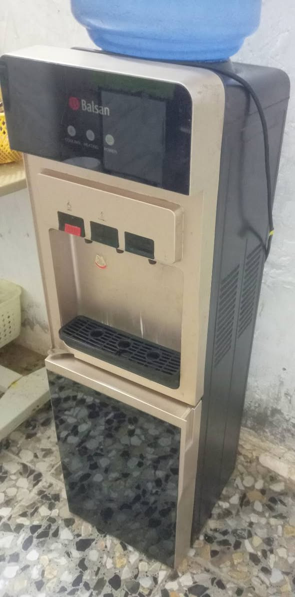 *********** وتساب تصلو ماكدر علق 
براد مداخل تصليح فقط الحار يشتغل ب٣٠ اكو توصيل طباخ ٢٥ جديد بعده ٥ عيون تخم خشبة كلش نضيفب٧٠
