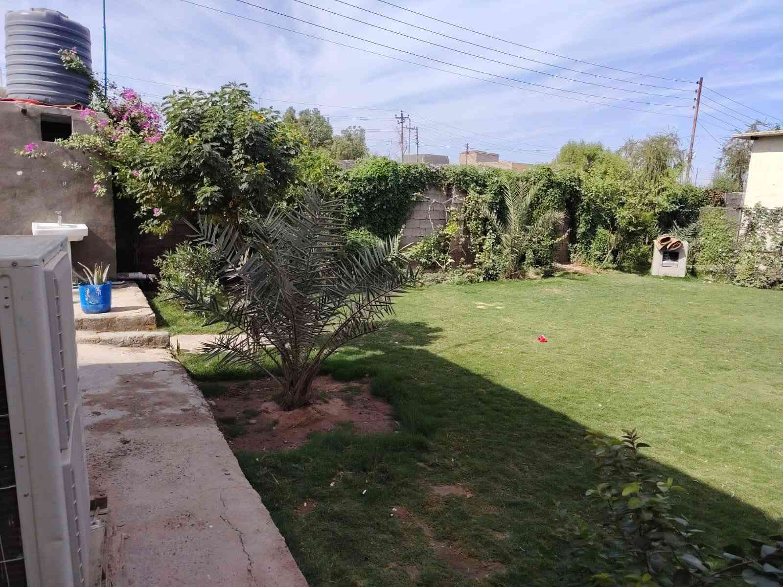 بيت للبيع مساحه البناء 250, متر مع مضيف 13 متر مع مشتمل  مساحه الارض 800 متر مثل ماواضح بالصوره عنوان البيت دوانم النهروان قرب السيطره يبعد عن الشارع العام 100 تقريبا باقي التفاصيل اتصل على الرقم ***********
