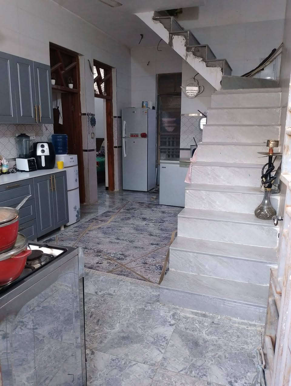 سلام عليكم بيت ركن للبيع مكاتبه فقط مساحه 75 متر مربع طابق الارضي يحتوي على طرمه وستقبال وغرفه ومطبخ وخدمات داخليه وخارجيه الطابق العلوي هيكل يحتوي على 3 غرف نوم وحمام نقص ستاره وبيتونه وشتايكر خدمات كامله مقابيل طابو سعر (80) وبي مجال بسيط العنوان الامين الثانيه سده قرب ابو نبأ المضمد بيت غلام للأستفسار اتصل واتساب (***********) ابو امير

