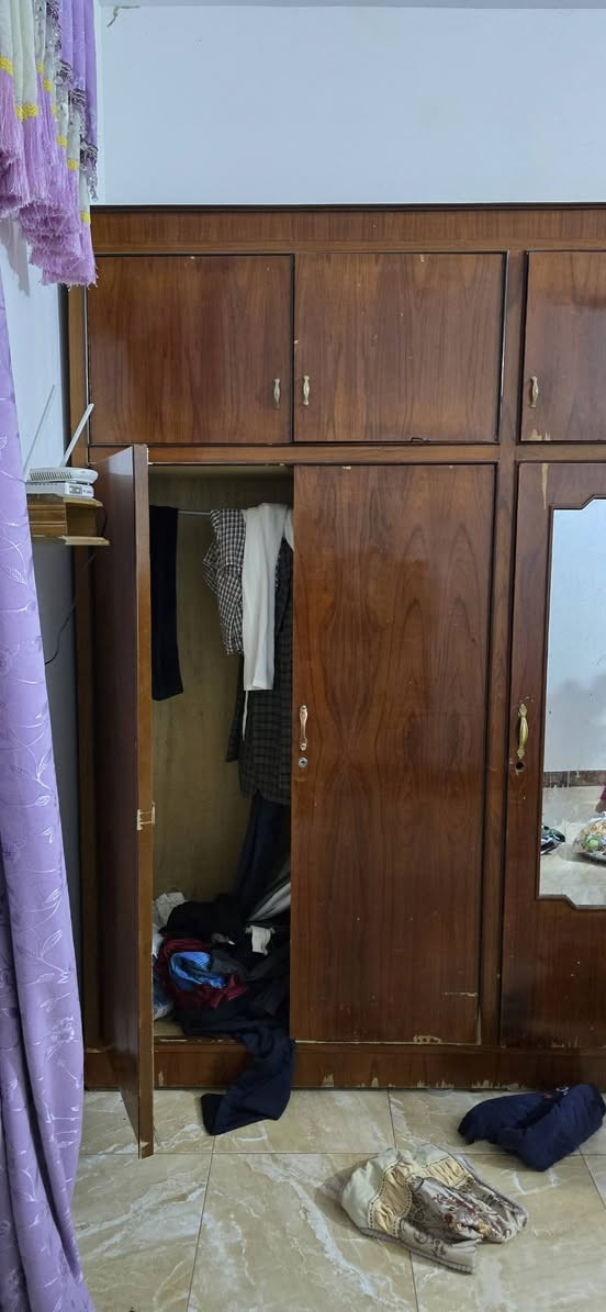 كنتور حطاطه خمس ابواب طابقين شغل نجار لبيته فقط اعادت سبق تكحيلات الرمادي مكان الصوفيه.***********
