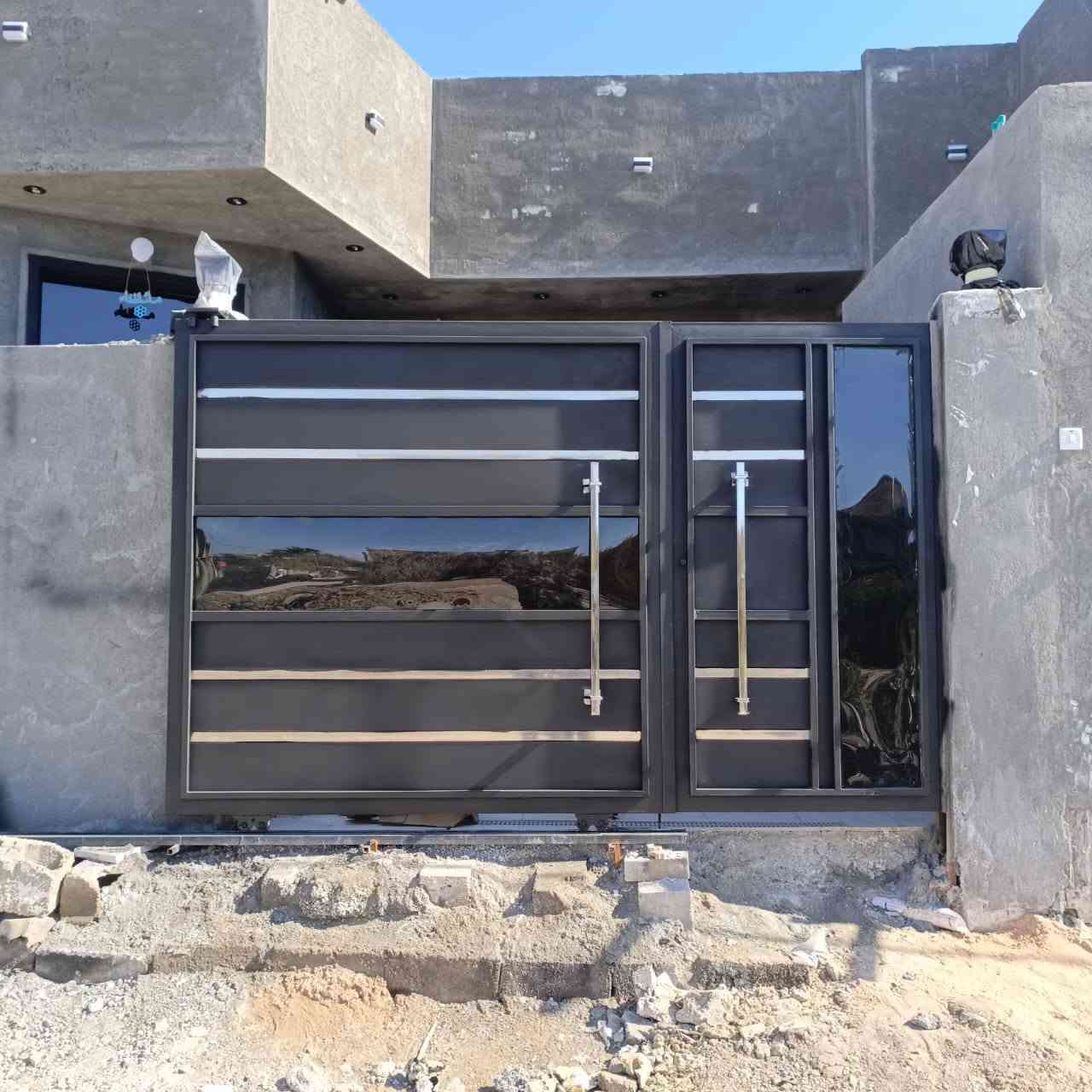 السلام عليكم  
بوب سياج سلايت و طلاقتين مستخدم وجديد سندويج مستخدم  شيلمان جيكي  بوري ثقيل بي ارسي  شبابيك سوكي  زاويه ثقيل   @

نص مكتوب في الصور:
- حداده وسام البيعيجي
- لتواصل ***********