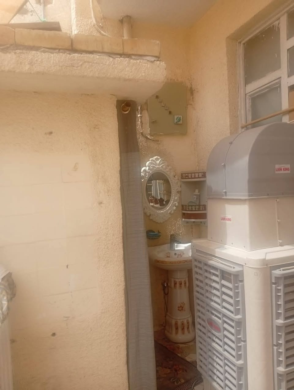 دار للبيع زراعي عقد ٣٥ بغداد جسر ديالى شارع الخدمي العريفيه مقابل جامع المهيمن مساحه ١٠٠ طابق اونص غرفتين او مخزن صاله مطبخ استقبال كامل الخدمات مي كهرباء مجاري تبليط ***********

