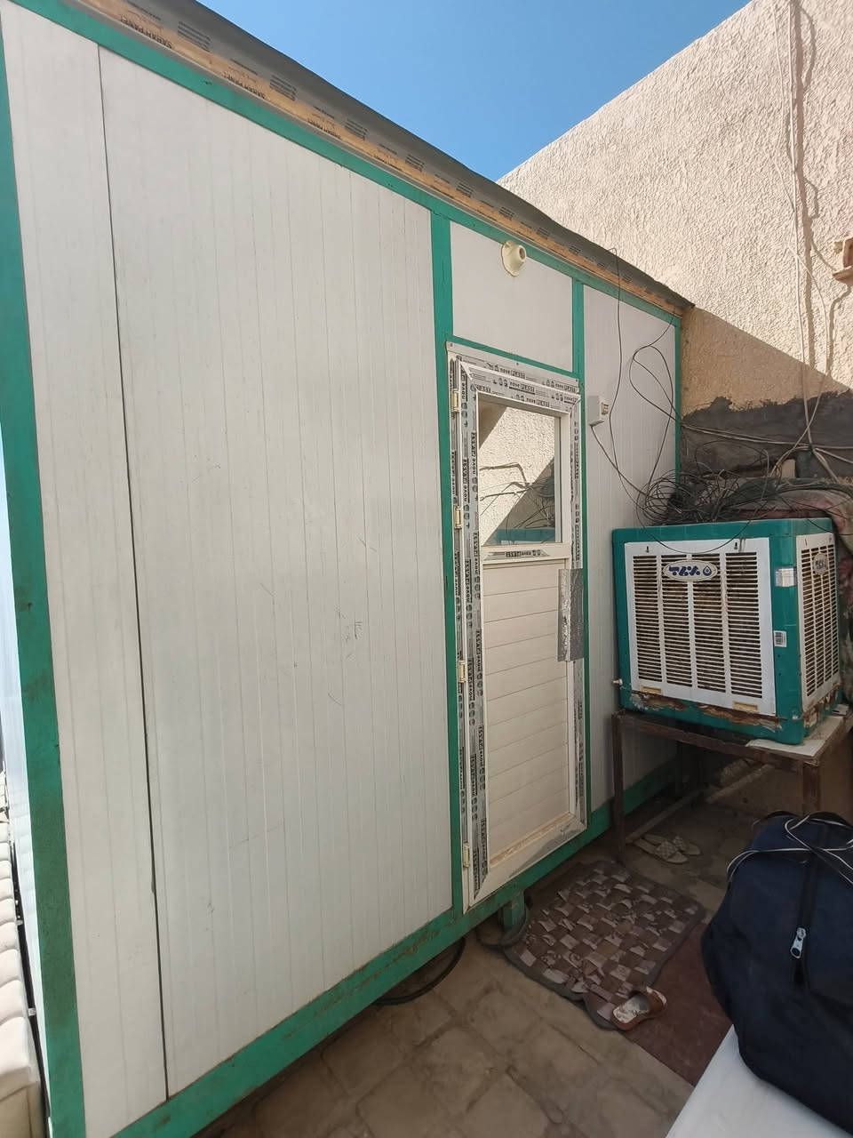 للبيع مستعجل 
كرفان 3×3 تسكام بابين وشباك ماسس كهرباء كامل اخو الجديد مرفوع عن الكاع رجلين 
رايده 900
***********
