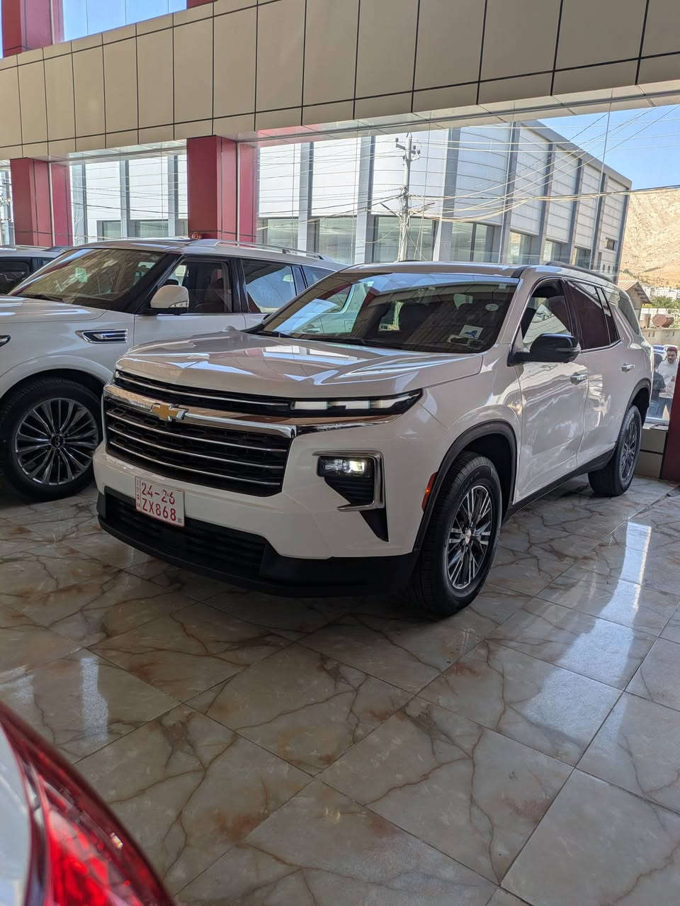 CHEVROLET TRAVERSE LT 2024 AWD
محرك 4 سلندر 2.5 توربو
​​مصابيح أمامية وخلفية LED بالكامل بتصميم نحيف وعصري.
​الباب الخلفي: باب كهربائي يدعم تقنية الاستشعار الذكي فتح تلقائي عند الاقتراب.
شاشة ترفيه ضخمةAppe CarPlay و Android Auto لاسلكياً.
​شاشة العدادات: شاشة رقمية بالكامل أمام السائق 
 7 مقاعد (مع مقاعد منفصلة في الصف الثاني
مقعد السائق قابل للتعديل كهربائياً بـ 8 اتجاهات مع دعم المنطقة القطنية.
​المميزات: شاحن لاسلكي للهواتف، تشغيل عن بعد، عجلة قيادة مكسوة بالجلد، ومنافذ USB في جميع الصفوف.
​نظام الفرملة التلقائية في حالات الطوارئ مع كشف المشاة وراكبي الدراجات
​نظام المساعدة على البقاء في المسار مع التحذير عند المغادرة
​نظام تنبيه النقطة العمياء ومساعدة التوجيه في المنطقة العمياء
نظام تنبيه حركة المرور الخلفية والكبح التلقائي الخلفي
​نظام تثبيت السرعة التكيفي
​كاميرا الرؤية المحيطية بدقة عالية
جاملغ وباب سائق و نصف باب خلفي صبخ بدون دواخل بدون ارباك . موضح بالصور
سيارة بدون رقم تترقم محافظات الاقليم . سيارة موجودة بمعارض دهوك .
سعر 310 و مجال
رقم شاصي 
1GNEVGKS9RJ188823
رقم موبايل ***********
