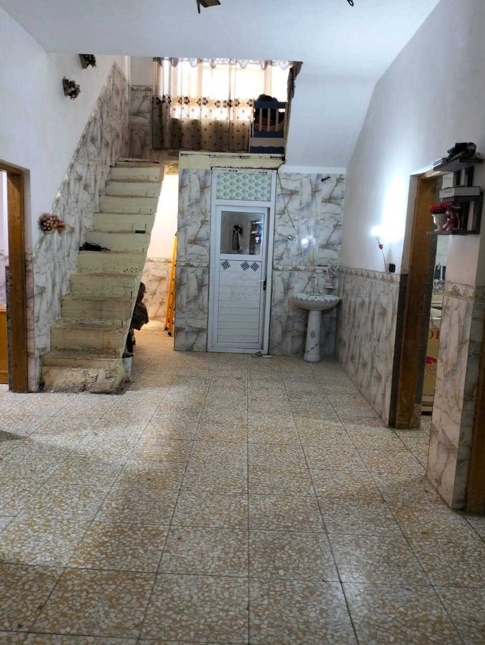 سلام عليكم بيت للبيع زراعي مساحه350 مكان محاويل بدع الكبير يم معمل زمزم سعر  خاص مي رسلاه كهربائية موجوده مو الده حي موجوده محوله قريبه حيل 500 متر عن شارع حله بغداد رقم الهاتف ***********
