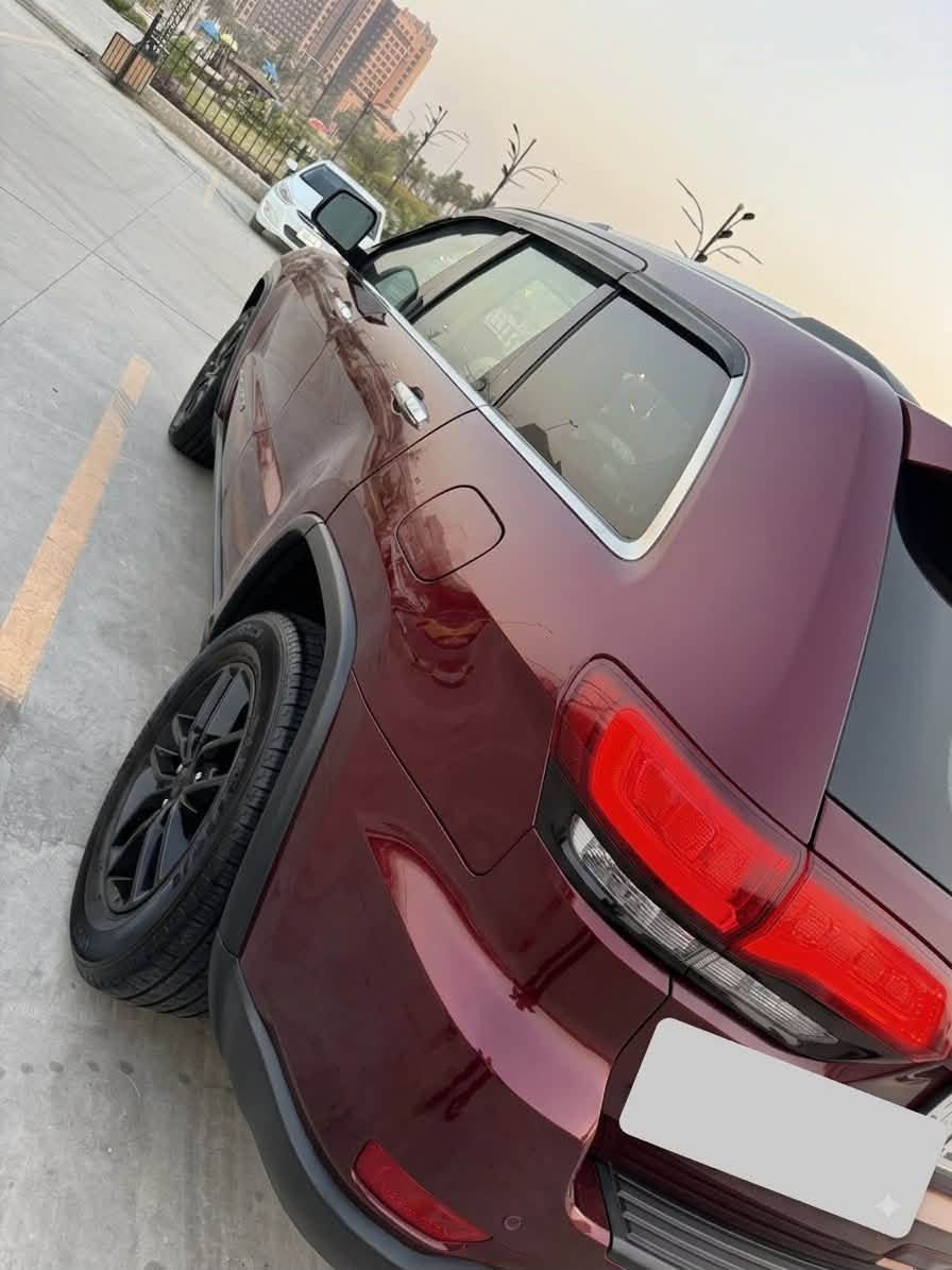 جيب جراند شيروكي  … 2020
🇺🇸 وارد أمريكي

🔹 محرك V6 3.6L

🔹 كير أوتوماتيك 8 سرعات

🔹 دفع رباعي 4×4

🔹 داخل جلد بيجي 

🔹 مقاعد أمامية كهرباء

🔹 شاشة كبيره 

🔹 كاميرا خلفية

🔹 حساسات أمامية وخلفية

🔹 مثبت سرعة 

🔹 مراقبة النقطة العمياء

🔹 تشغيل ودخول ذكي

🔹صندوق كهرباء

🔹 مازدات LEd

🛠️ الحادث: جاملغ وباب السائق .+ صبغ باب خلفي 

                    بارد بسيط مكانين بجهه الصدر 

🚘 السيارة جاهزة بدون نقص صدر امامي خلفي جديد 

تايرات جدد 
 
السعر 185 وبيها مجال 
***********
