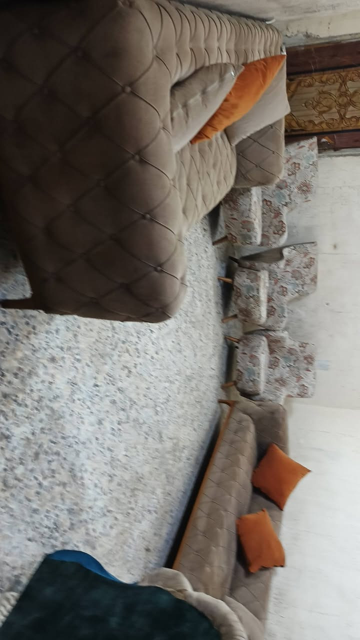 تتخم 9 مقاعد تركي نضيف جدا نضيف سعر 250 وبي مجال مكان البياع يوجد توصل بكروه رقم يوجد وتساب ***********
