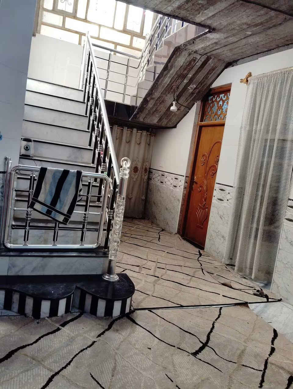 السلام عليكم بيت للبيع مساحة ٢٠٠متر غرفتين طابق واحد نقص فقط السقوف البيت كامل ب كراغول شارع كراغول ***********
