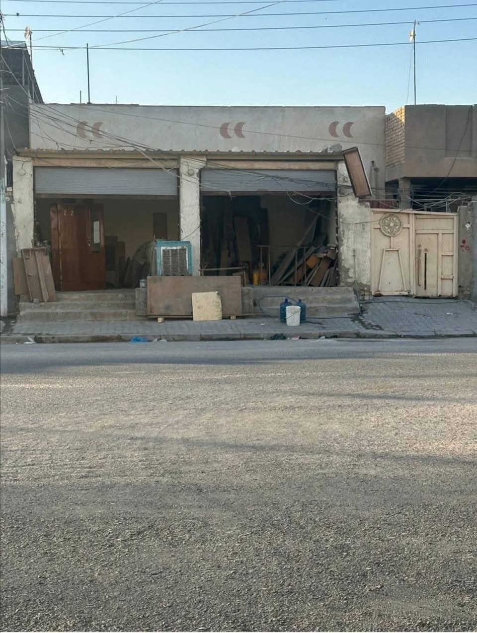 عقار تجاري للبيع في حي العسكري بداية شارع الأدله الجنائيه من جهة المكرمه ٢٠٠متر يحتوي على محلات عدد٢ وبيت غرفتين نوم وصاله واستقبال ومطبخ وحمام عدد٢ السعر ٢٦٥مليون وبي مجال للشراي للإستفسار والتوضيح الإتصال على الأرقام التاليه ***********
*********** أو مراجعة مكتب ابو علي التميمي للعقار في حي الوفاء
